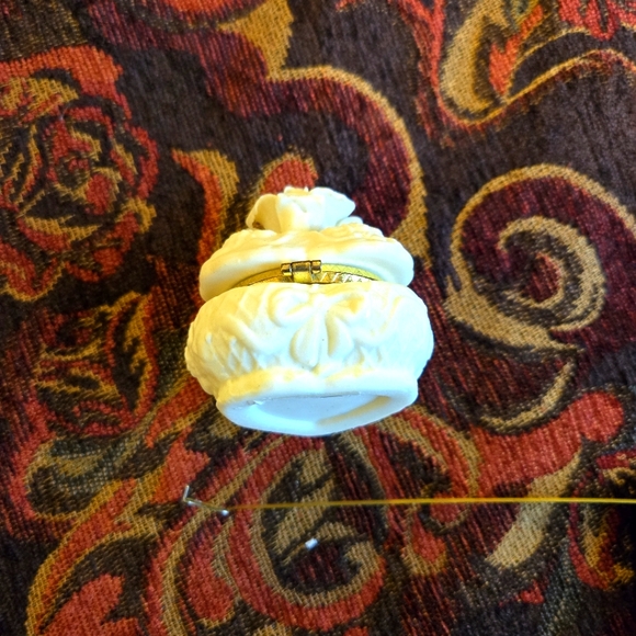 Vintage Miniture Carved White Rose Trinket Box - Picture 10 of 16